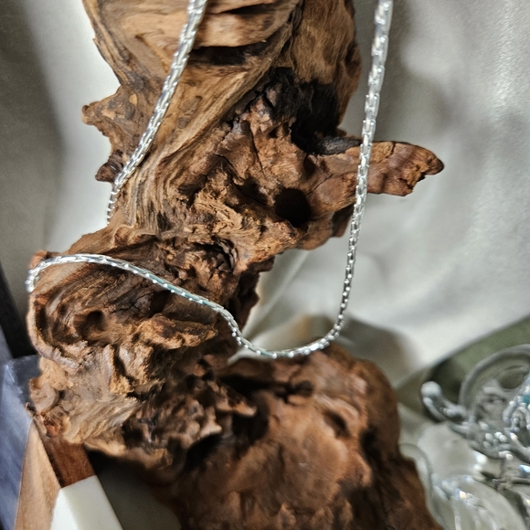 Beautiful Sterling Silver Razor Chain - Picture 4 of 11